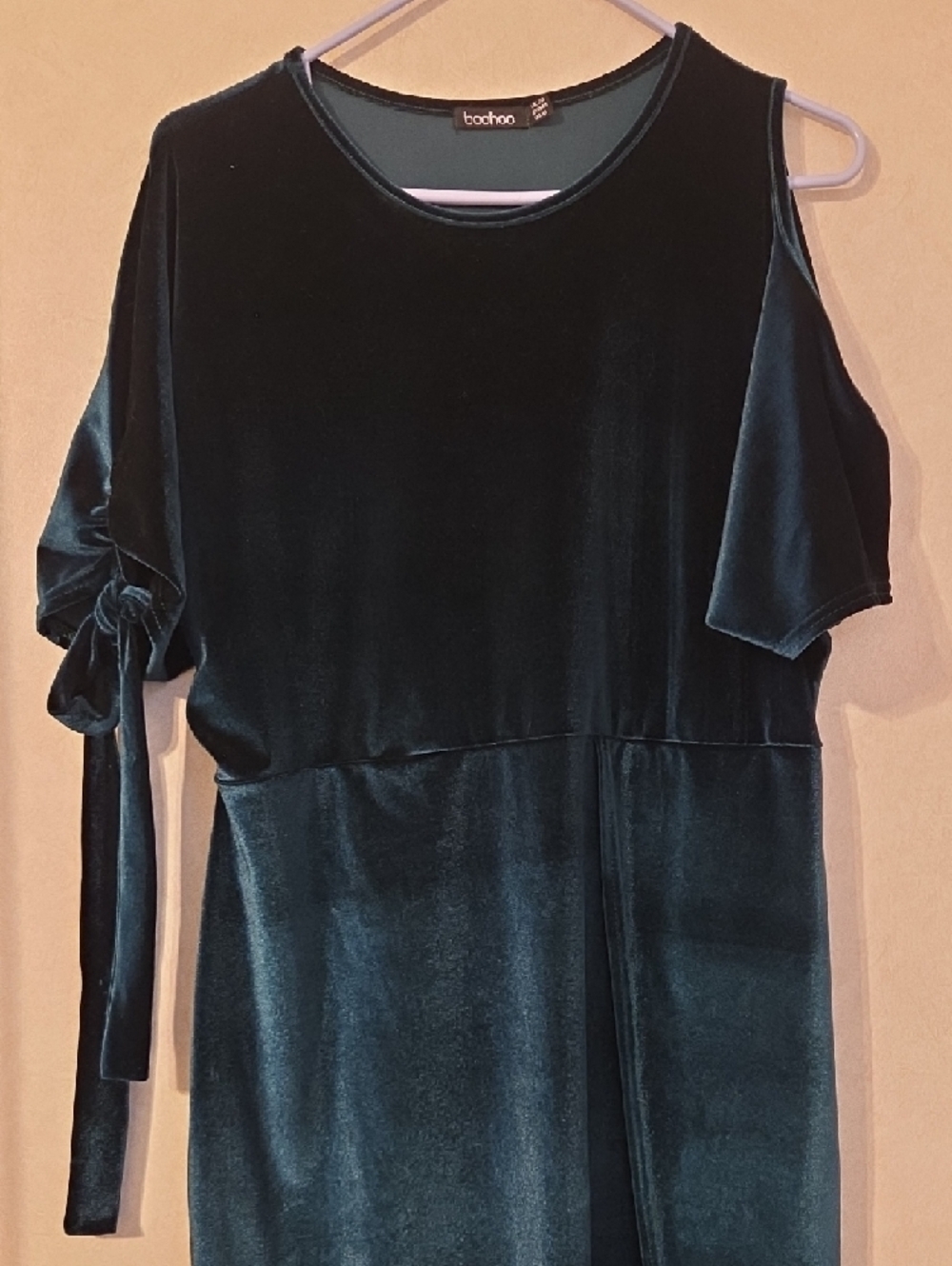 Boohoo Dark Emerald Green Velvet Asymmetrical Cold-Shoulder Dress